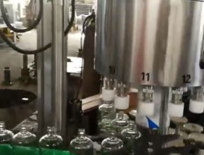 12頭高**全自動(dòng)灌裝機(jī)，塑料蓋自動(dòng)提升理蓋掛蓋機(jī)